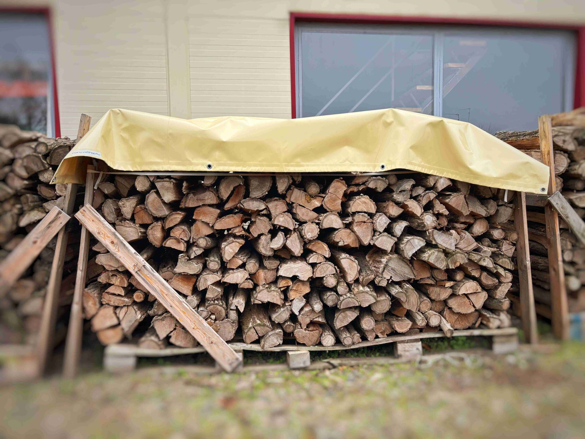 tűzifa védelme az időjárástól